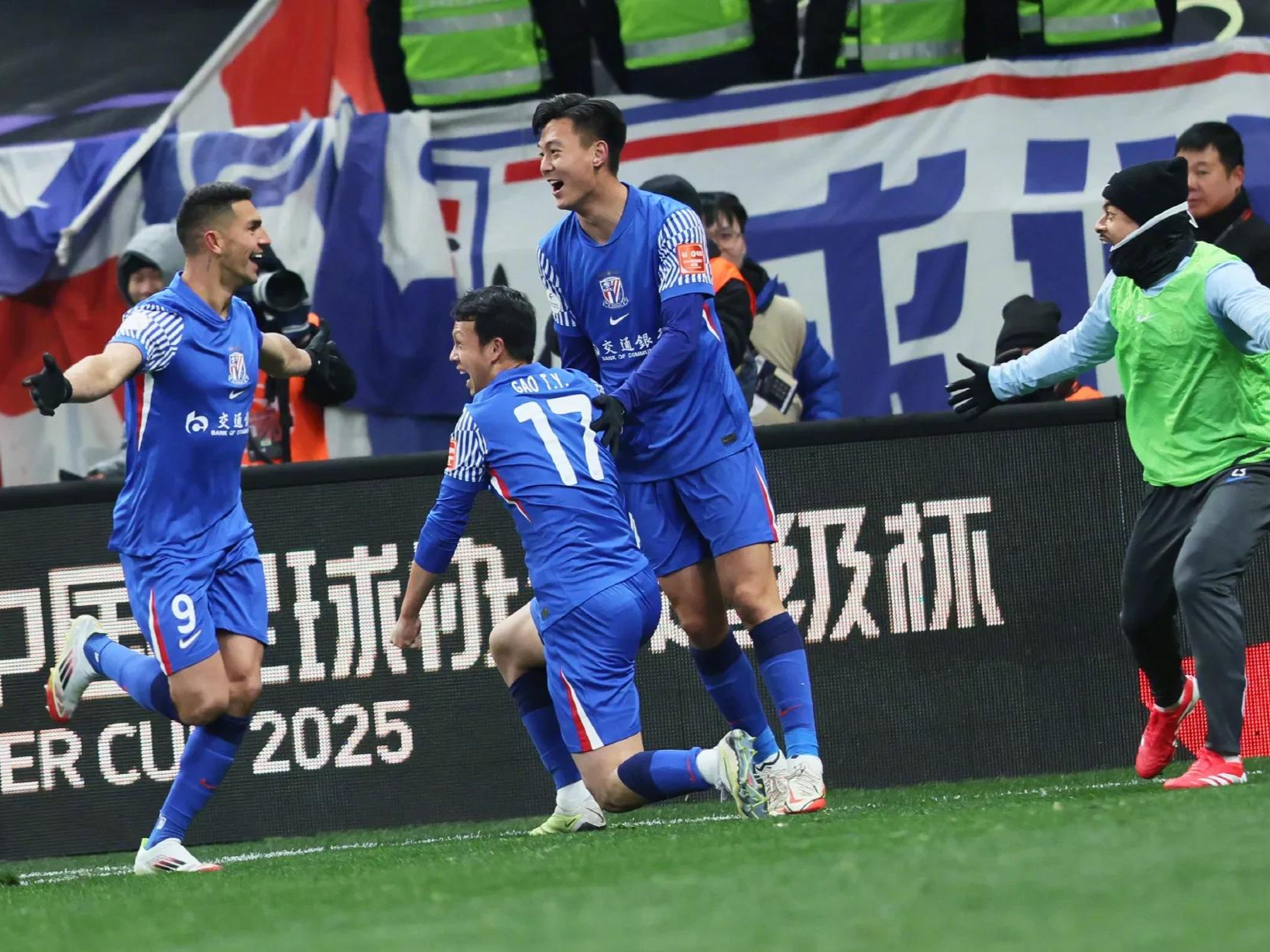 甘肃队逆转申花队，主场取得胜利的简单介绍