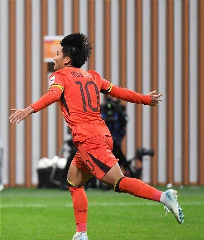 包含国际足坛女运动员的比赛细节令人惊叹的词条