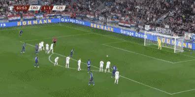 包含欧预赛比赛上演绝杀大战，球队晋级之路坎坷的词条