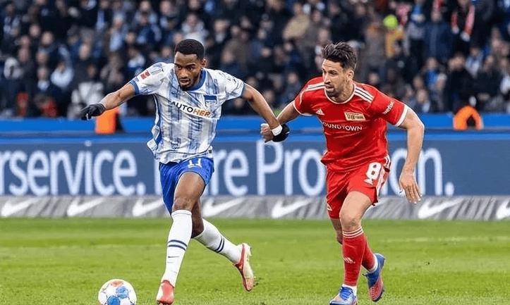 包含柏林赫塔主场失利，球队降级危机迫近的词条