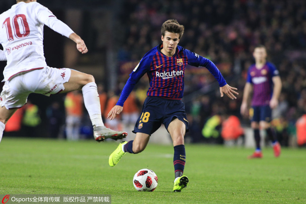 拜仁传射建功，阿贾克斯新星横空出世，场边球探频频记笔记的简单介绍