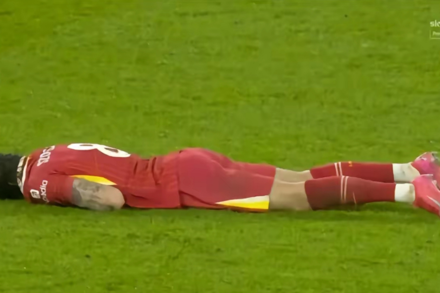 关于莱比锡重伤倒地，利物浦全队围拢祈祷，场面感人的信息