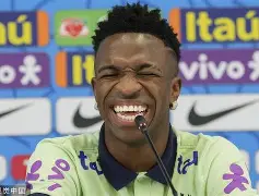 包含利物浦赛前列队欢迎维尼修斯，尊重对手尽显风度！的词条