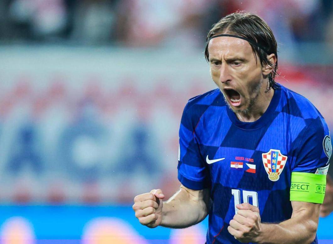 关于巴萨头球破门+点球绝杀，莫德里奇遭遇联赛三连败的信息